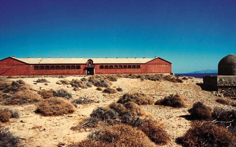 ixni-ektopisis-o-metasximatismos-mias-oikogeneiakis-istorias-se-eikastiki-diadromi