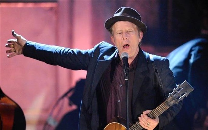 pros-epanekdosi-ta-epta-prota-almpoum-tou-tom-waits