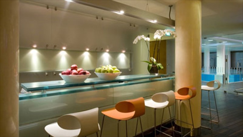 neo-spa-menu-apo-to-hiltonia-spa-se-sunergasia-me-ti-symmetria-kai-ti-cinq-mondes