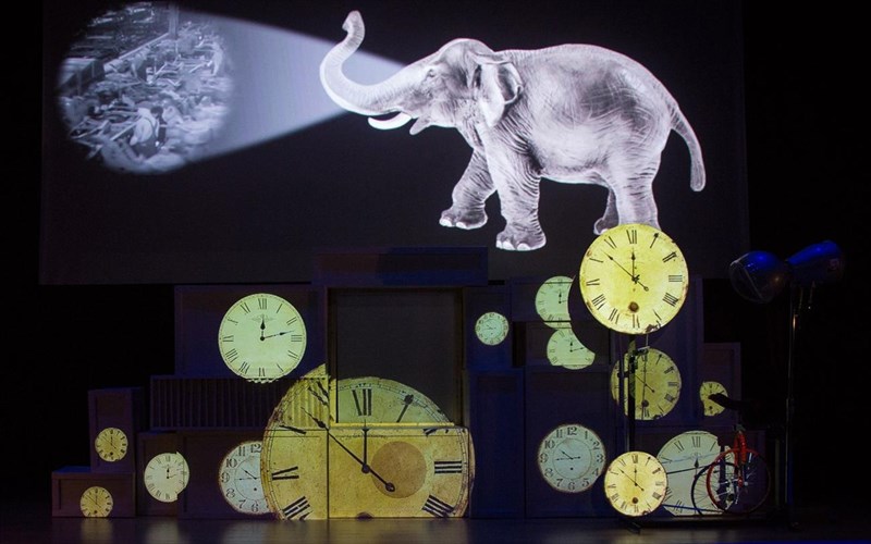 sci-fi-theatro-sti-skini-tis-stegis