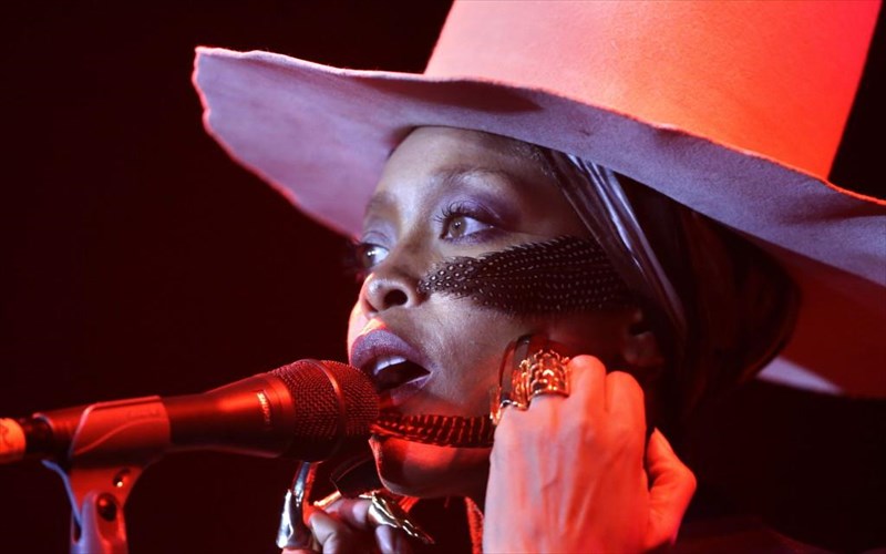 erykah-badu-mporo-na-do-kati-kalo-akoma-kai-ston-hitler