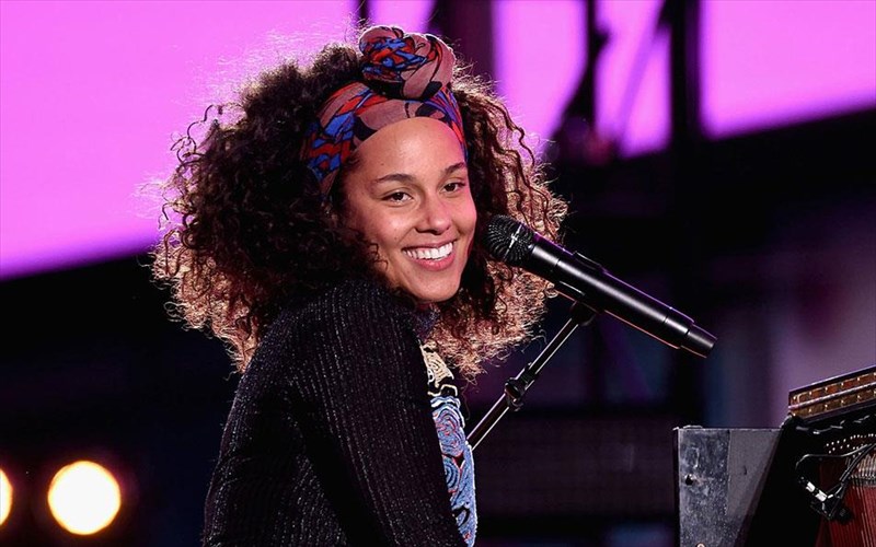 poia-star-emfanistike-xoris-makigiaz-sta-grammy