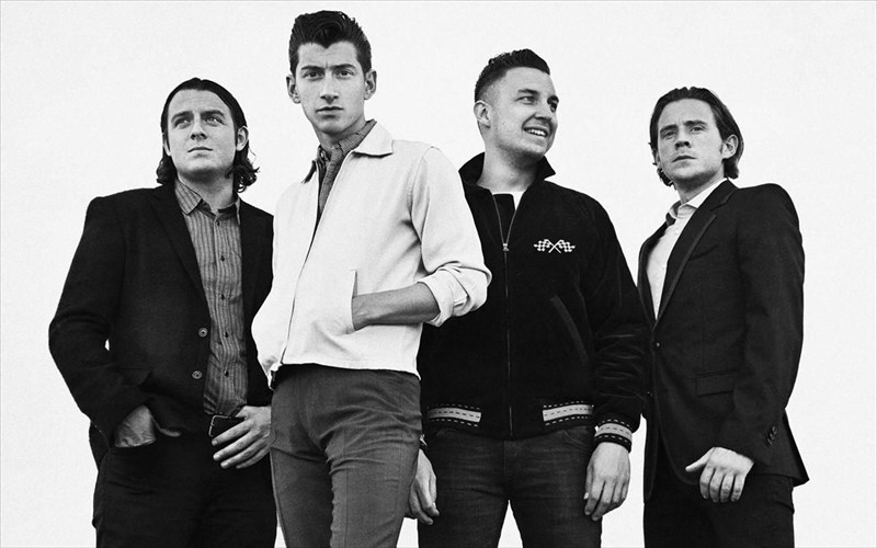 oi-arctic-monkeys-gia-proti-fora-stin-ellada-kai-emeis-metrame-antistrofa