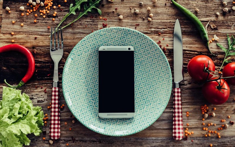 me-to-kinito-kai-sto-fagito-deite-ti-leei-nea-ereuna