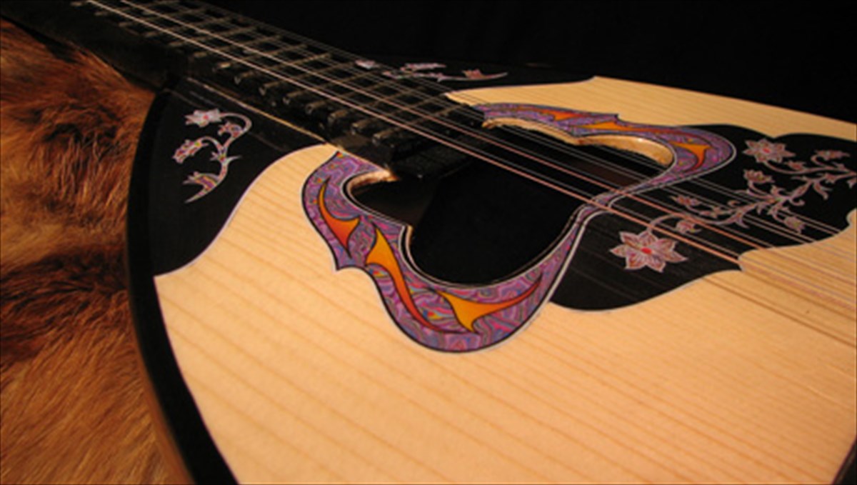 to-margaritari-tis-anatolis-mia-thruliki-rempetissa-sta-stena-tou-peiraia