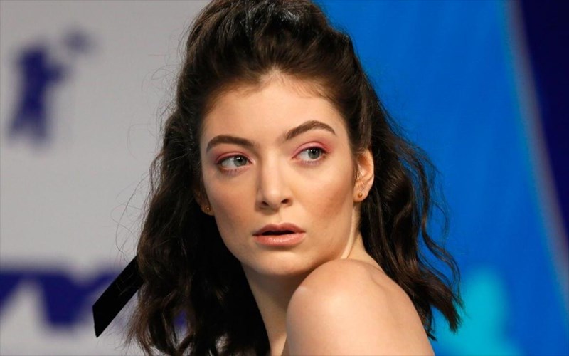 giati-den-tragoudise-i-lorde-sta-grammy-lorde-sta-grammy