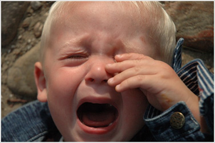 giati-klaime-kai-poies-oi-sunepeies