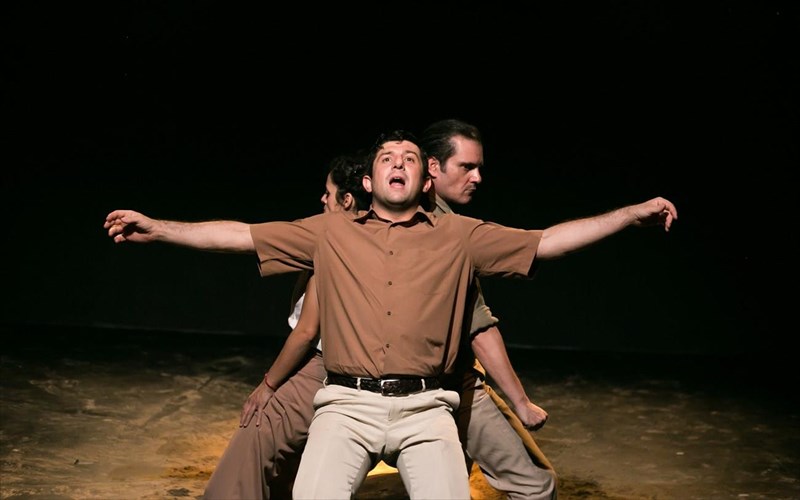 sunexizontai-oi-suzitiseis-gia-tin-parastasio-ksenos