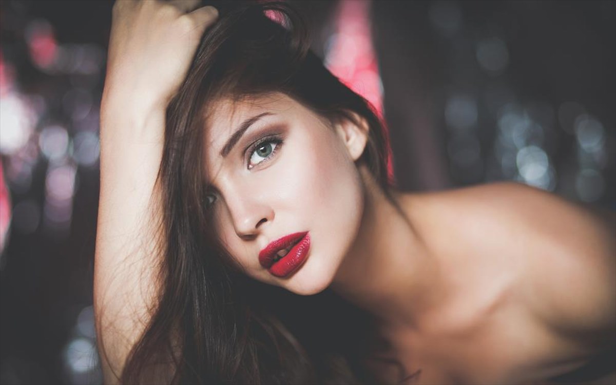 gunaika-makigiaz-kragion-kokkino