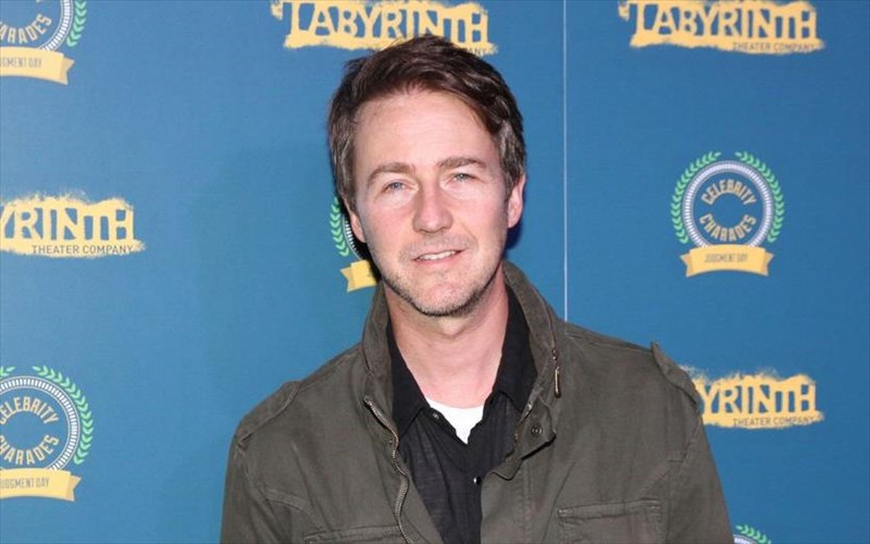 o-upokosmos-tis-neas-yorkis-tou-1950-apo-ti-matia-tou-edward-norton