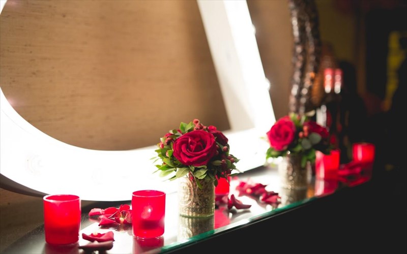 tessera-poluteli-paketa-ksenodoxeion-tis-athinas-gia-enan-agio-balentino-pou-ta-exei-ola