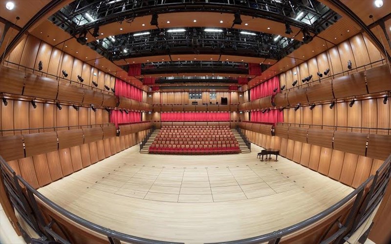 akroasi-ithopoion-tragoudiston-gia-to-miouzikal-once-stin-els