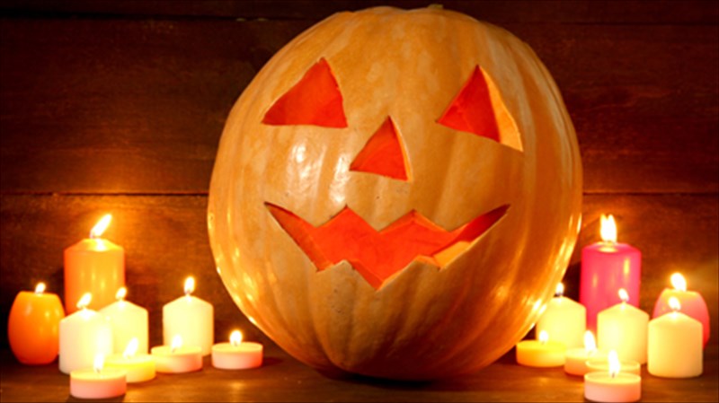 mpeite-sto-klima-tou-halloween-me-aroma-kolokuthas