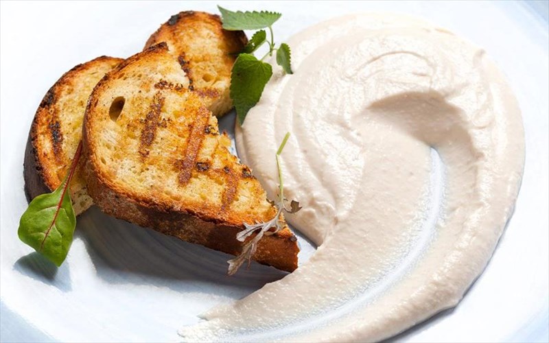 pou-kleinoume-trapezi-gia-tin-kathara-deutera