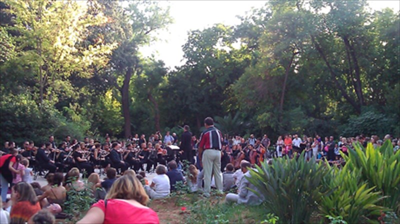 melodies-me-ilio-kai-prasino-ston-ethniko-kipo