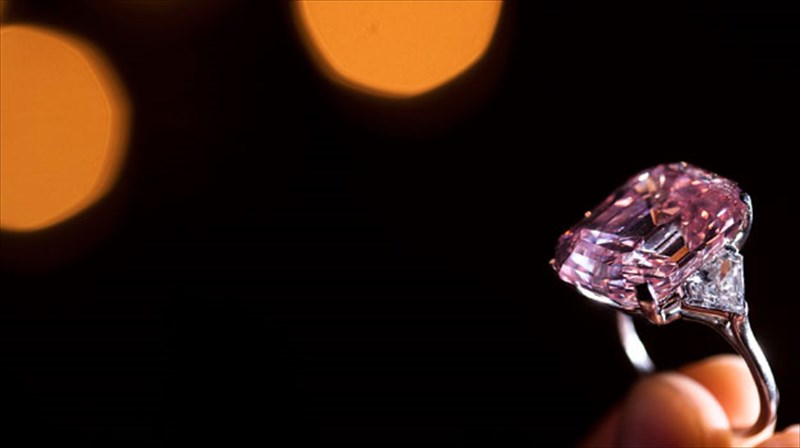 ena-fantaxtero-roz-diamanti-pros-polisi