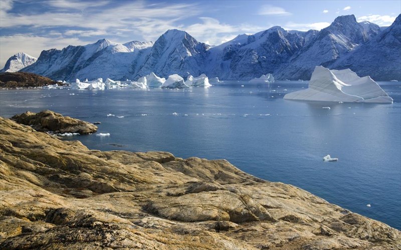 taksidi-se-monaxika-kai-akubernita-meri-tou-kosmou-pou-den-anikoun-pouthena