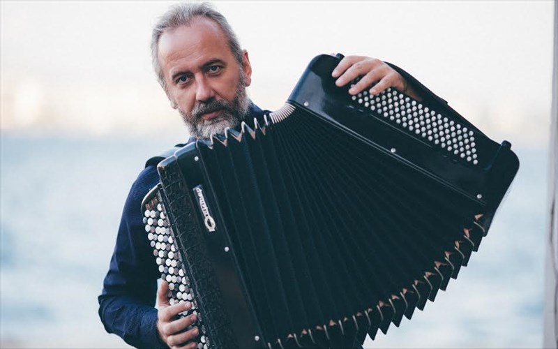 yperupsomeno-isogeio-tou-giorgou-koumentaki-gia-proti-fora-stin-athinaiki-skini