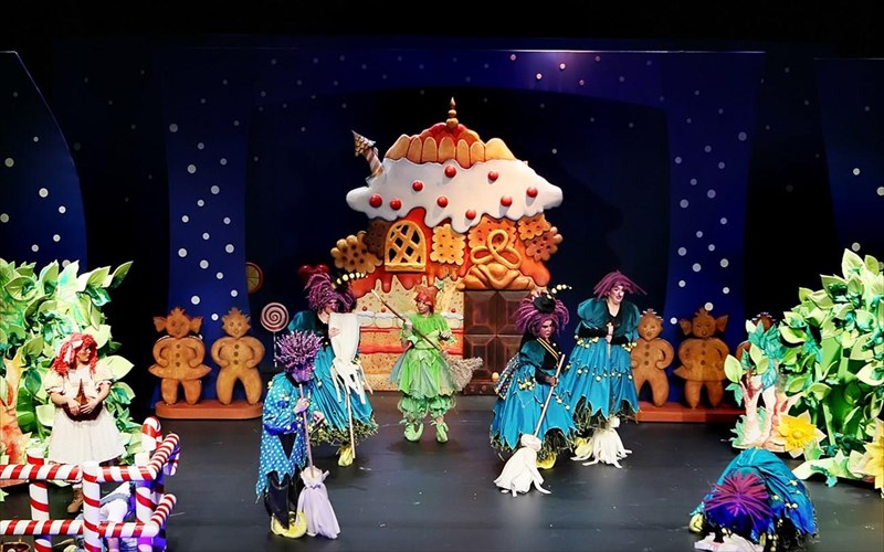 xensel-kai-gkretel-kai-i-mania-ton-paidion-na-koroideuoun-sto-theatro-kibotos-mania-ton-paidion-na-koroideuoun-sto-theatro-kibotos