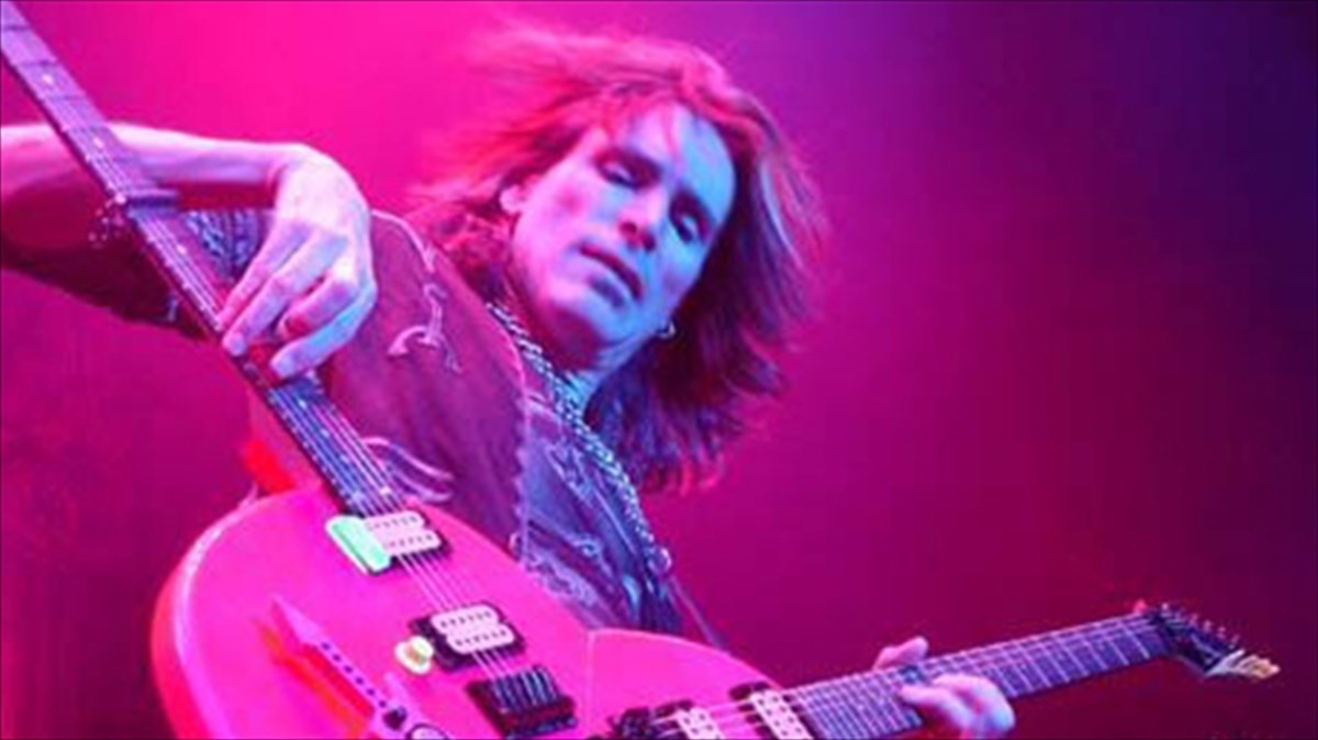 o-magos-tis-ilektrikis-kitharas-steve-vai-stin-athina