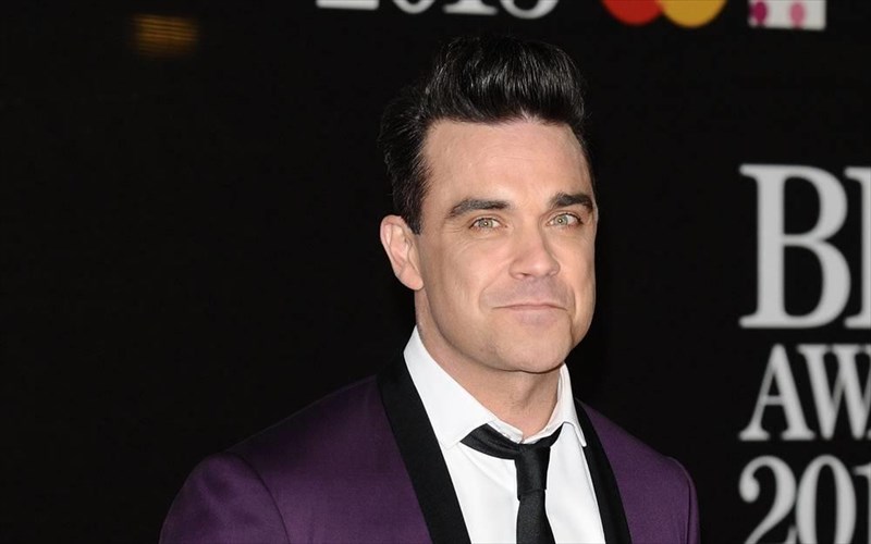 robbie-williams-exo-mia-astheneia-sto-kefali-pou-thelei-na-me-skotosei
