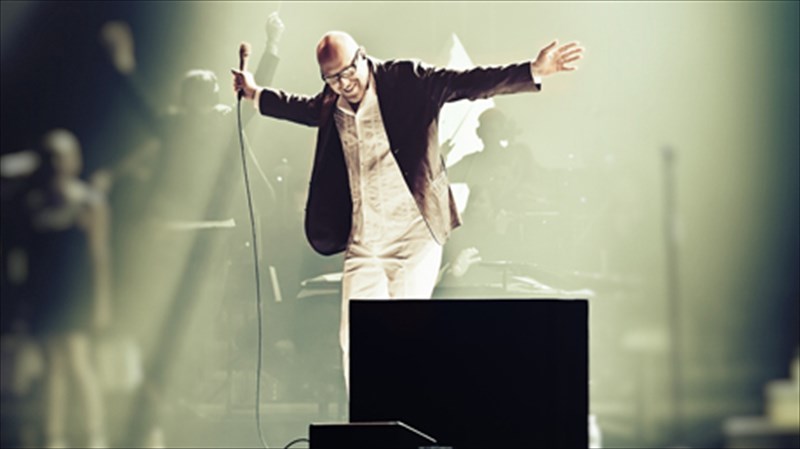 o-leukos-me-tin-mauri-foni-mario-biondi-epistrefei-stin-athina