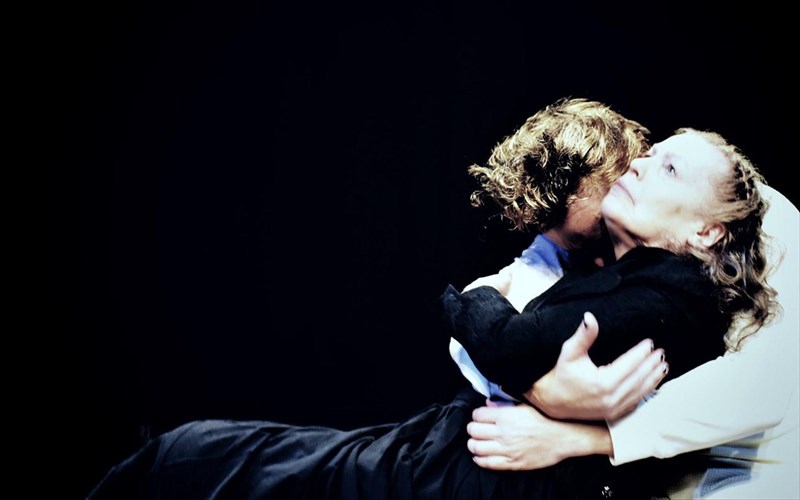 kritiki-mia-parastasi-teletourgia-gia-sumbola-antistasis