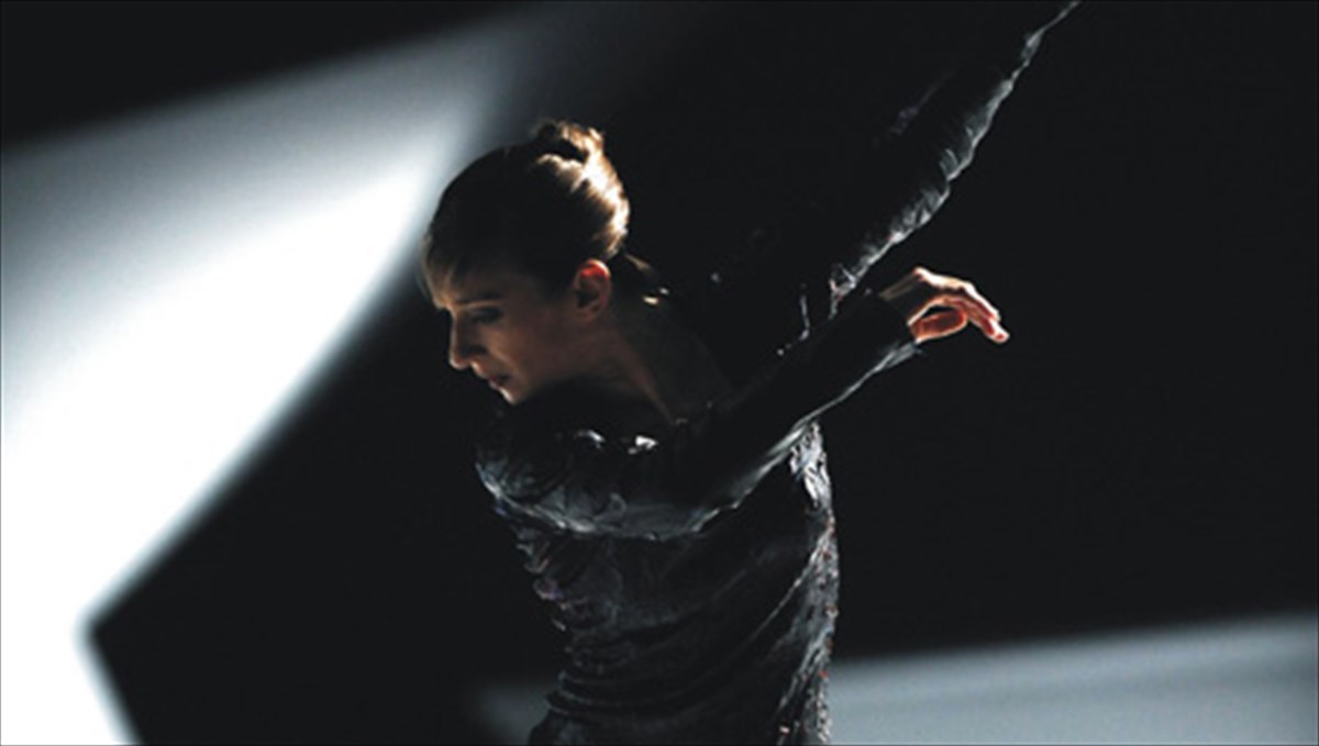 girzi-kulian-mia-xorografia-gia-tis-atomikes-eleutheries