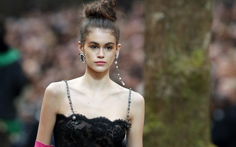 mallia-apo-ta-apodutiria-tou-gumnastiriou-apeutheias-stin-pasarela