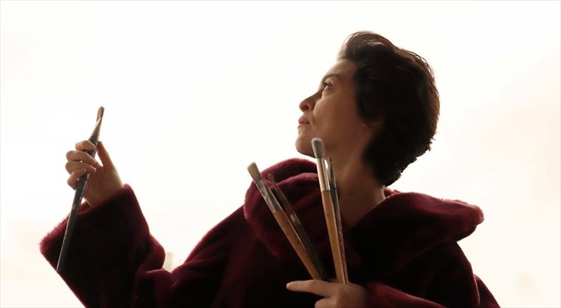 i-gunaika-giortazei-sto-theatro-me-14-parastaseis