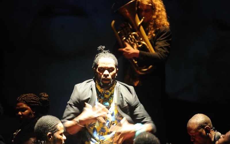 ta-mpaleta-c-de-la-b-xoreuoun-to-rekbiem-tou-motsart-sti-stegi