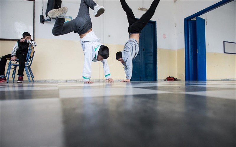 xoreuo-ara-epikoinono-sta-xania-kai-tin-athina-apo-ti-stegi