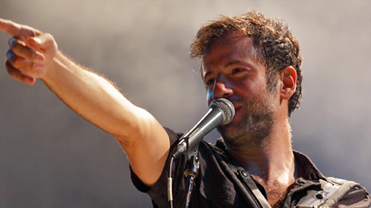 o-kostis-marabegias-me-mpaglama-kato-ston-peiraia