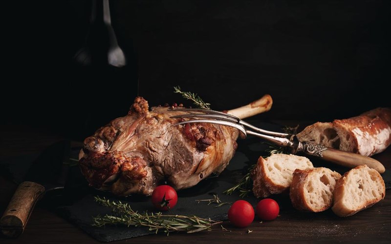 ti-krasi-pinoume-me-to-arni-kai-ti-mageiritsa