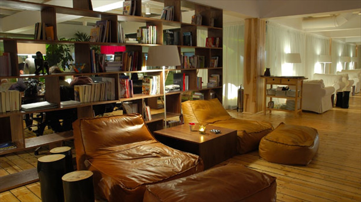 balux-cafe-ena-eksupno-spiti