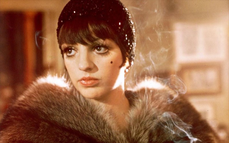 me-agapi-liza-minnelli-se-mia-dimoprasia-me-prosopika-tis-antikeimena