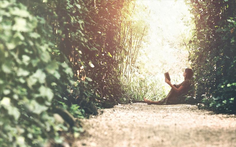 eksi-biblia-gia-ena-sabbatokuriako-me-poiisi-muthoplasia-kai-mia-noubela