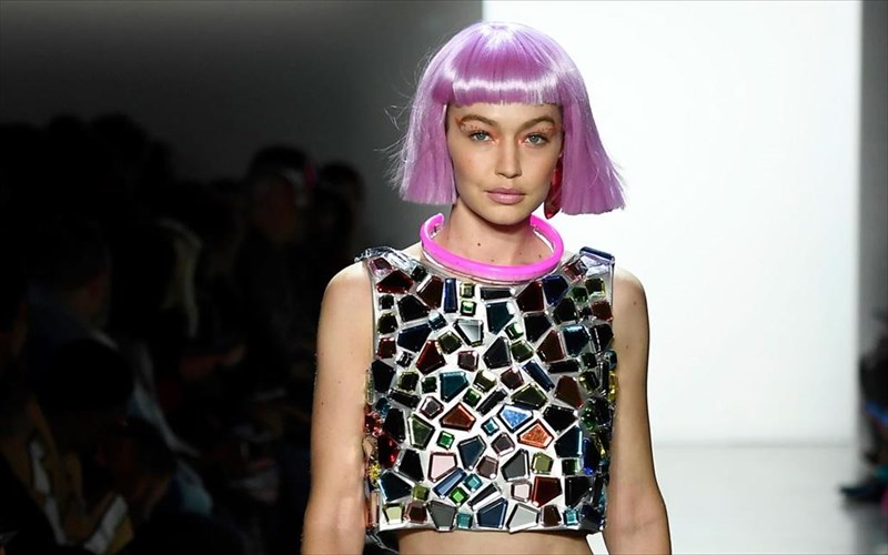 apo-pote-oi-peroukes-einai-ksana-tis-modas