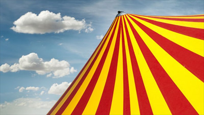 o-kosmos-einai-ena-aperanto-tsirko