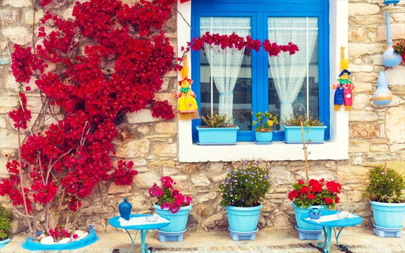 i-anoiksi-stin-ellada-mesa-apo-deka-uperoxes-fotografies