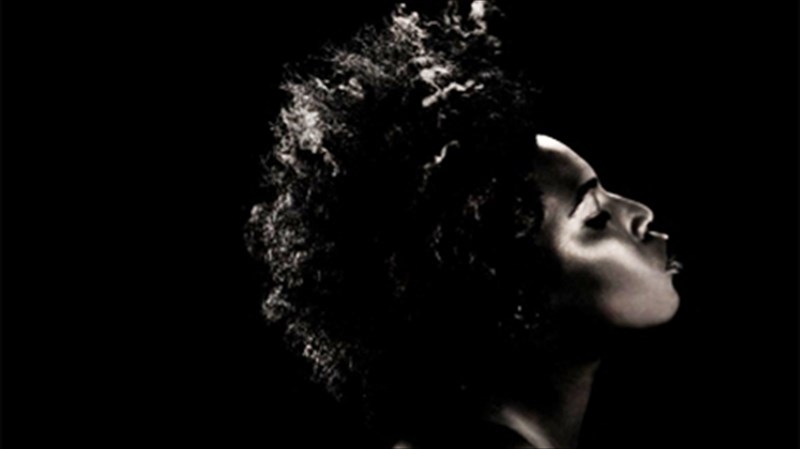 to-Jumping-fish-festival-ginetai-trion