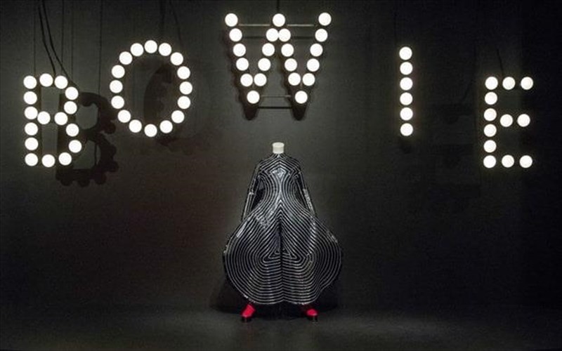 o-david-bowie-paradidei-akomi-mathimata-stil