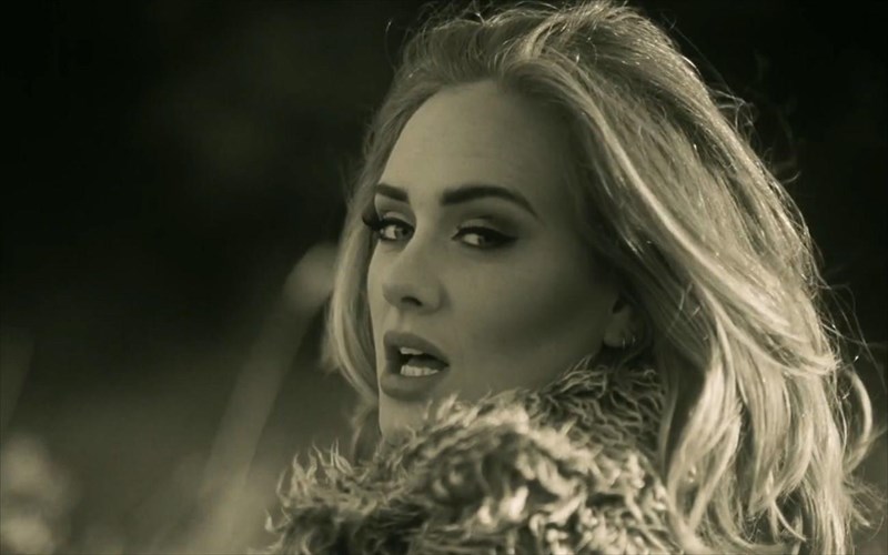 i-adele-pantrepse-tous-kaluterous-filous-tis-alan-carr-kai-paul-drayton