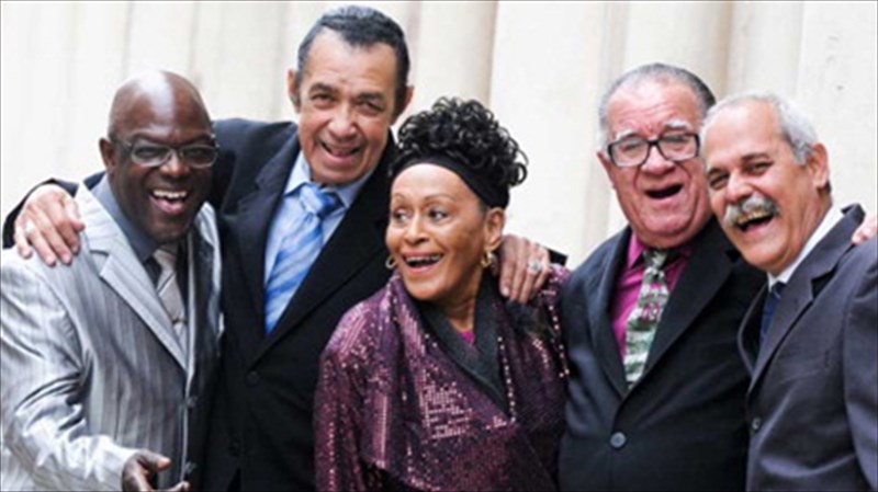 koubaneziki-latin-sunantisi-se-elliniko-edafos