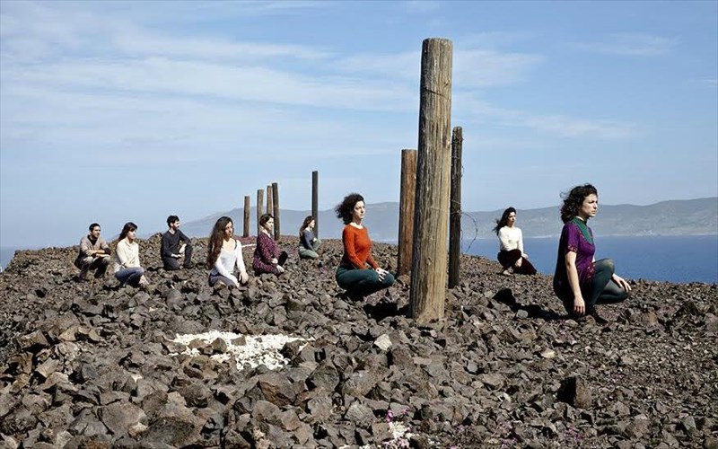 boreades-apo-tin-omada-sugxronou-xorou-creo-sto-theatro-porta