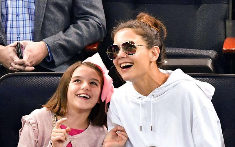 i-kori-tis-katie-holmes-giortase-ta-12a-genethlia-tis