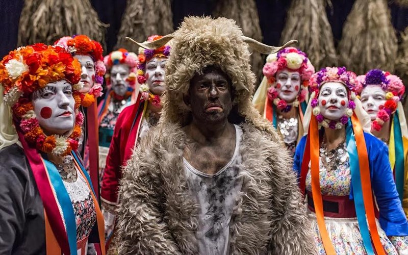 protes-fotografies-apo-tis-probes-tis-basilissas-ton-ksotikon-tou-gianni-skourleti