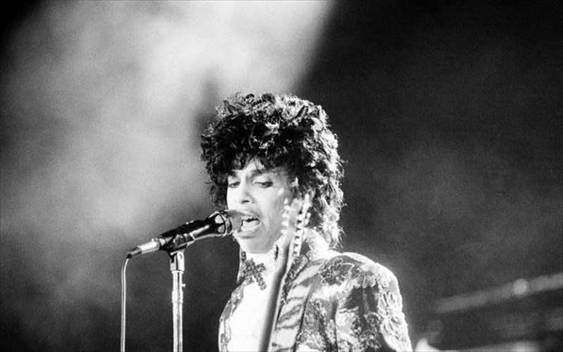 erxetai-epitelous-diskos-me-akukloforita-tragoudia-tou-prince