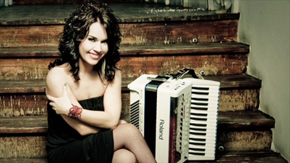 latiniki-ameriki-europi-balkania-kai-ellada-se-mia-mousiki-parastasi