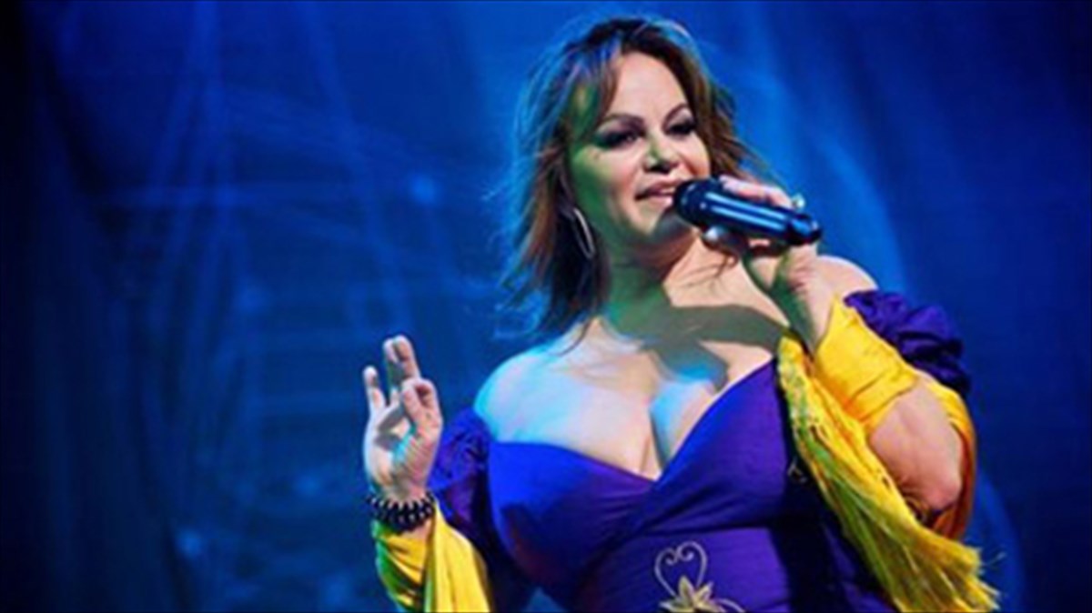 se-aeroporiko-dustuxima-skotothike-i-tragoudistria-tzeni-ribera-tragoudistria-tzeni-ribera